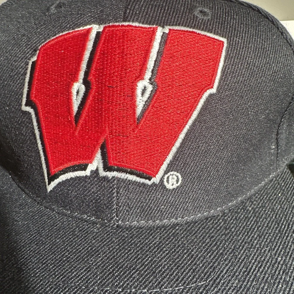 Vintage Wisconsin Badger Hat Cap Fitted 6‎ 7/8 Black Red Sports Specialties NWT